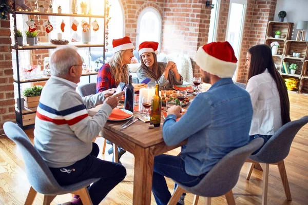 Bella Famiglia Indossa Cappello Babbo Natale Incontro Sorridente Felice Fiducioso — Foto Stock