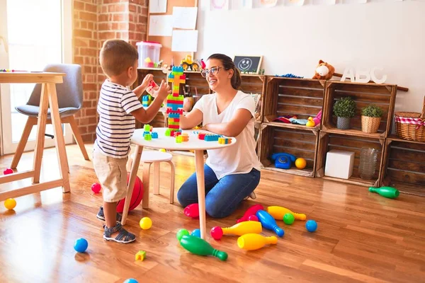 Bella Insegnante Bambino Ragazzo Che Gioca Con Blocchi Costruzione Bulding — Foto Stock