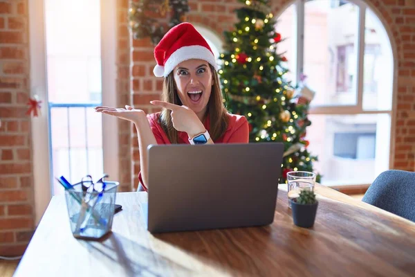 Schöne Frau Sitzt Tisch Und Arbeitet Mit Laptop Mit Weihnachtsmann — Stockfoto