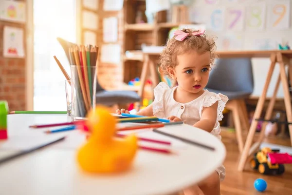 Vackra Kaukasiska Spädbarn Leker Med Leksaker Färgglada Lekrum Glad Och — Stockfoto