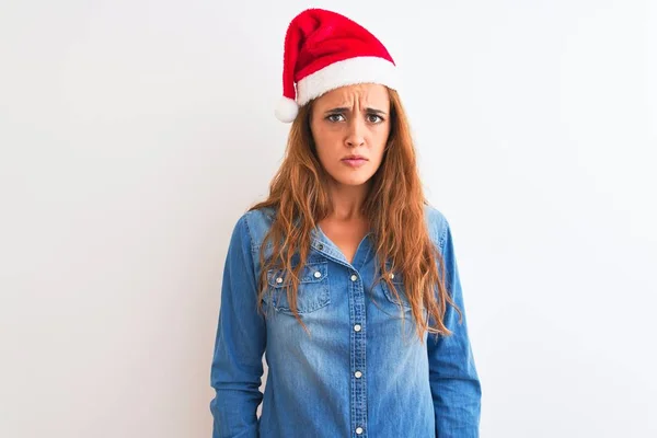 Молодая Красивая Рыжая Женщина Рождественской Шляпе Изолированном Фоне Подавлена Беспокоится — стоковое фото