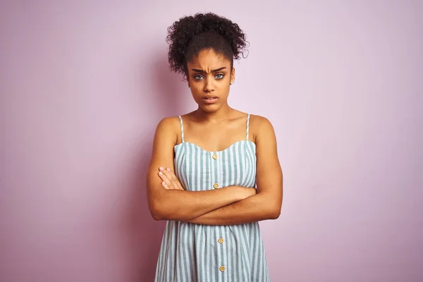 Mujer Afroamericana Con Vestido Casual Rayas Pie Sobre Fondo Rosa — Foto de Stock