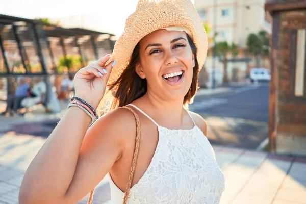 Junge Schöne Frau Auf Einem Romantischen Dorf Das Einem Sonnigen — Stockfoto