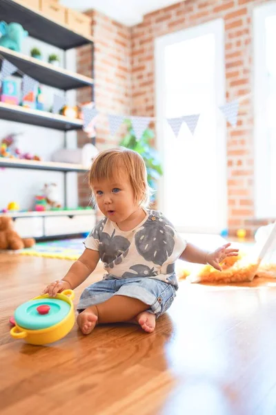 Sevimli Çocuk Yerde Oturup Kreşteki Oyuncakların Etrafında Plastik Çatal Bıçak — Stok fotoğraf