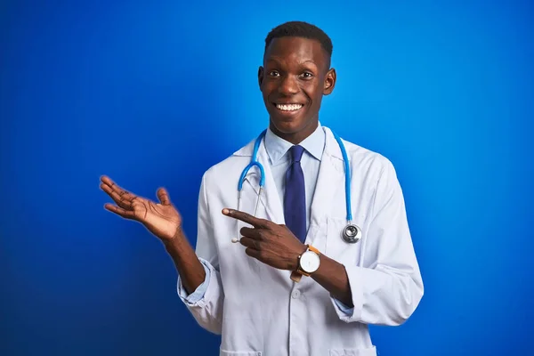 Médecin Afro Américain Homme Portant Stéthoscope Debout Sur Fond Bleu — Photo