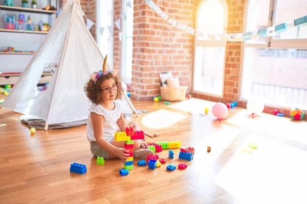 Linda Criança Usando Óculos Diadema Unicórnio Sentado Brincando Com Blocos — Fotografia de Stock