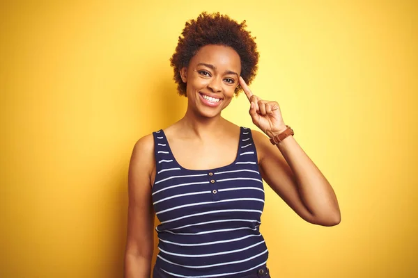 Beauitul Afro Amerikaanse Vrouw Draagt Zomer Shirt Geïsoleerde Gele Achtergrond — Stockfoto