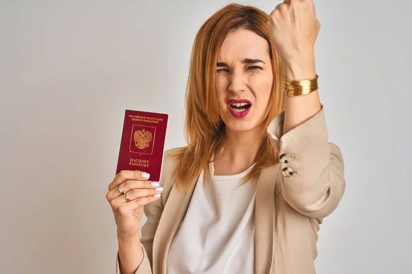 Ruiva Caucasiana Mulher Negócios Segurando Passaporte Rússia Sobre Fundo Isolado — Fotografia de Stock