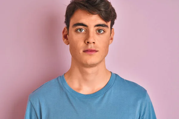 Adolescente Menino Vestindo Casual Shirt Sobre Azul Isolado Fundo Com — Fotografia de Stock