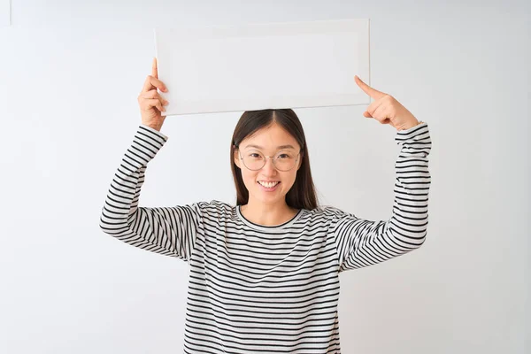 Jonge Chinese Vrouw Dragen Bril Houden Banner Geïsoleerde Witte Achtergrond — Stockfoto