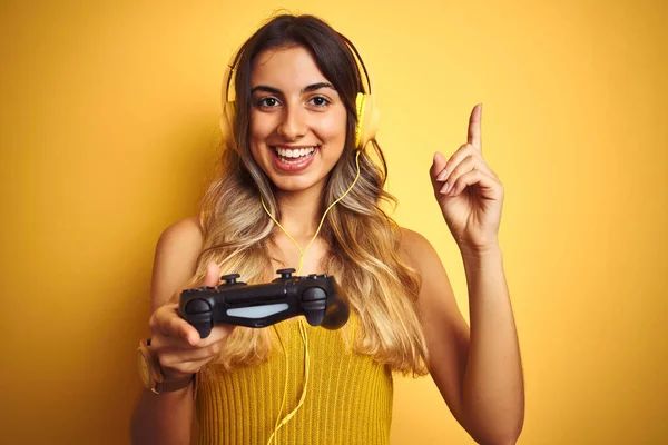 Joven Hermosa Mujer Jugando Videojuego Utilizando Gamepad Sobre Fondo Aislado — Foto de Stock