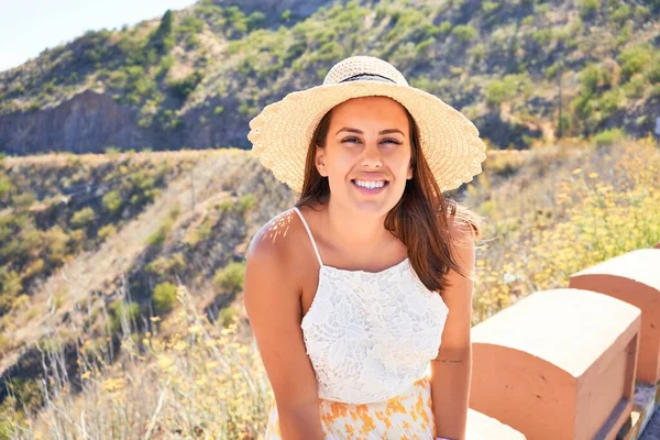 Junge Schöne Frau Genießt Sommerurlaub Der Berglandschaft Reisendes Mädchen Lächelt — Stockfoto