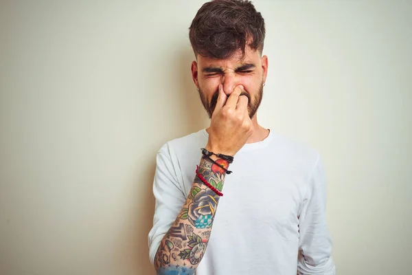 Giovane Uomo Con Tatuaggio Che Indossa Shirt Piedi Sfondo Bianco — Foto Stock