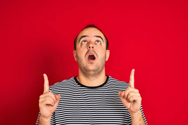 Hombre Joven Con Camiseta Rayas Color Azul Marino Pie Sobre — Foto de Stock