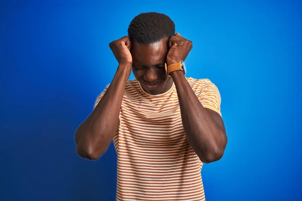 Afro Amerikaanse Man Draagt Gestreepte Casual Shirt Staan Geïsoleerde Blauwe — Stockfoto