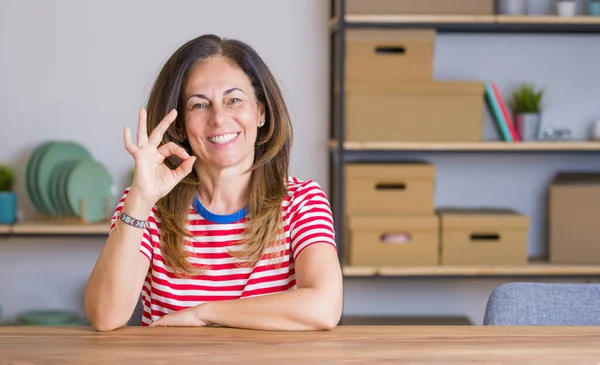 Middelbare Leeftijd Senior Vrouw Zittend Aan Tafel Thuis Glimlachend Positief — Stockfoto