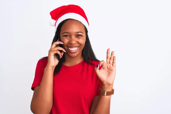 Jovem Afro Americana Vestindo Chapéu Natal Falando Smartphone Fazendo Sinal — Fotografia de Stock