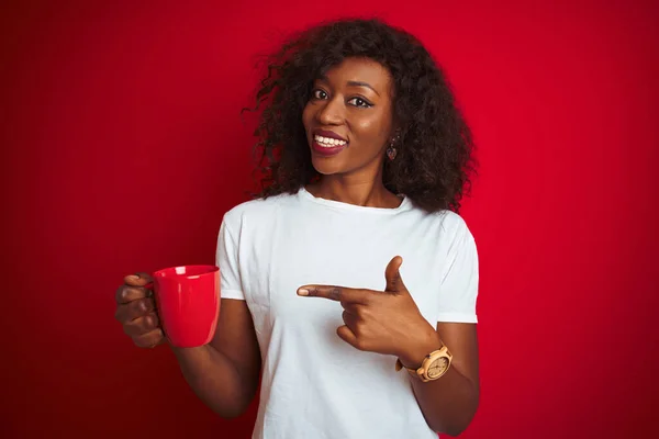 Mladý Africký Američan Žena Pití Šálek Kávy Přes Izolované Červené — Stock fotografie