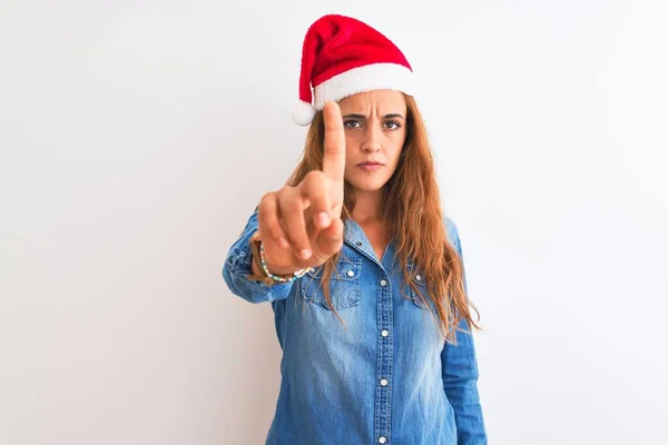 Jonge Mooie Roodharige Vrouw Draagt Kerst Hoed Geïsoleerde Achtergrond Wijzend — Stockfoto