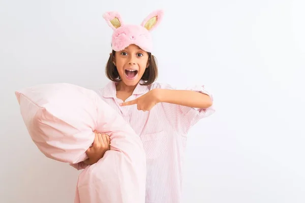 Kindermädchen Mit Schlafmaske Und Pyjama Hält Kissen Über Isoliertem Weißem — Stockfoto