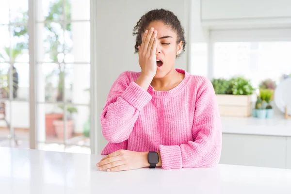 Vacker Afrikansk Amerikansk Kvinna Med Afro Hår Bär Casual Rosa — Stockfoto