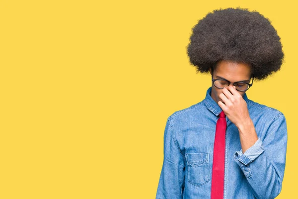 Fiatal Afro Amerikai Üzletember Szemüveges Piros Afro Haj Nyakkendő Fáradt — Stock Fotó