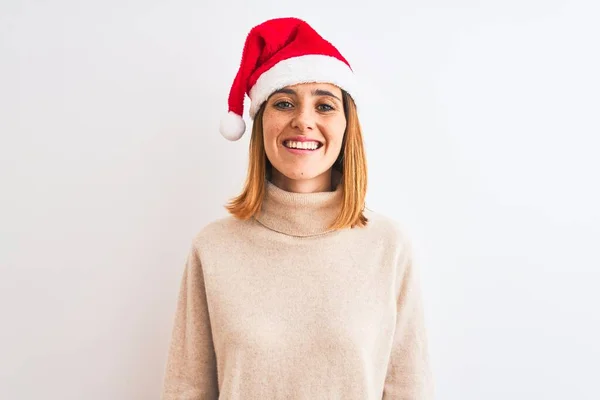 Belle Femme Rousse Portant Chapeau Noël Sur Fond Isolé Avec — Photo