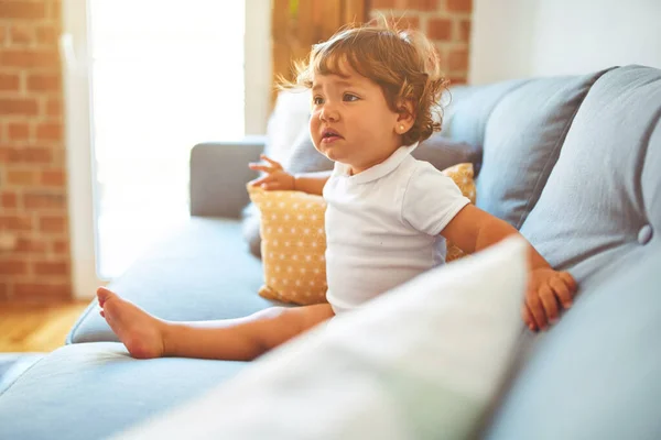 Schönes Kleines Mädchen Mit Weißem Shirt Das Auf Dem Sofa — Stockfoto