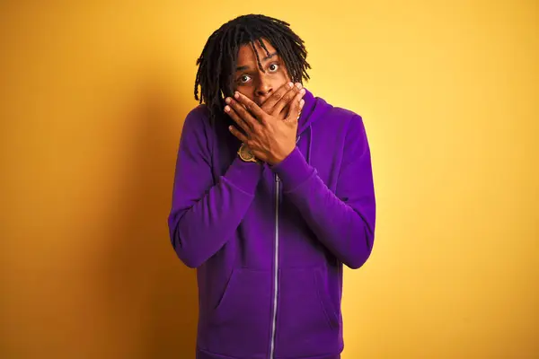 紫色のスウェットシャツを着たアフリカ系アメリカ人の男性は 孤立した紫色の背景の上に口を誤ってカバーショックを受けました 秘密概念 — ストック写真