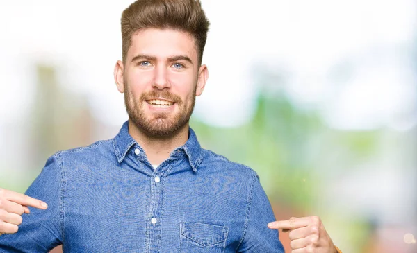 Jovem Homem Loiro Bonito Vestindo Camisa Jeans Casual Olhando Confiante — Fotografia de Stock