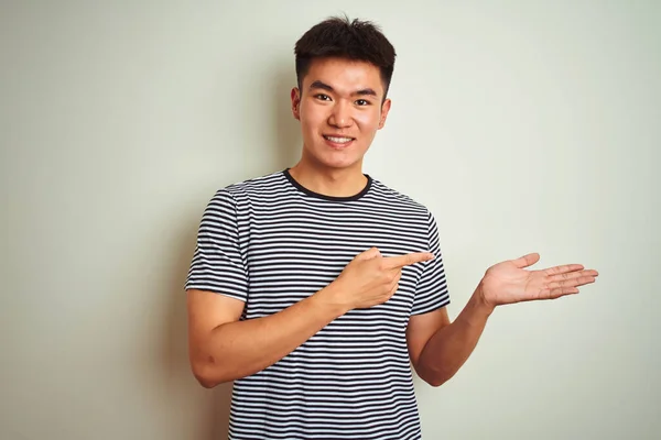 Joven Asiático Chino Hombre Usando Rayas Camiseta Pie Sobre Aislado — Foto de Stock