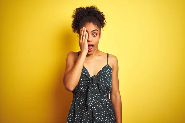 Afroamerykanka Ubrana Latem Swobodnie Zielona Sukienka Odizolowanym Żółtym Tle Pokrywająca — Zdjęcie stockowe