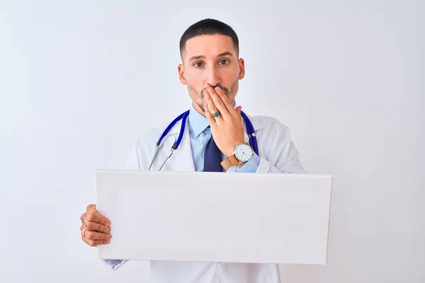 Νεαρός Γιατρός Άνδρας Κρατώντας Λευκή Διαφήμιση Πανό Πάνω Από Απομονωμένο — Φωτογραφία Αρχείου