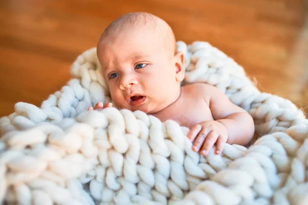Adorable Bebé Acostado Suelo Sobre Una Manta Casa Recién Nacido — Foto de Stock