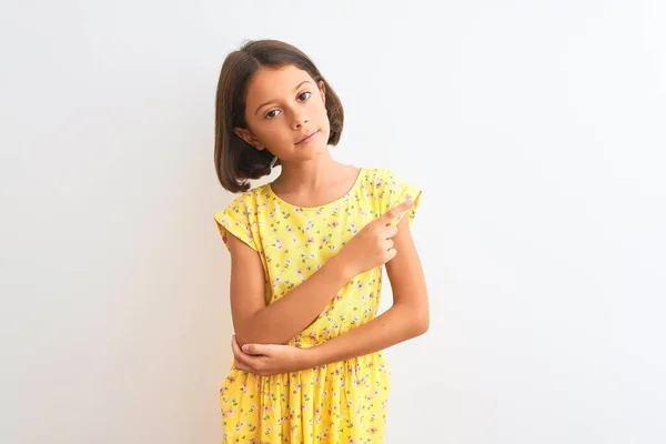 Junges Schönes Kindermädchen Gelbem Floralen Kleid Steht Über Isoliertem Weißem — Stockfoto