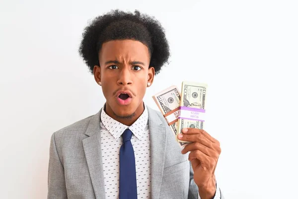 아프리카 미국인젊은 사업가가 고립된 달러를 있는데 표정을 두려워하고 두려워하며 공포에 — 스톡 사진