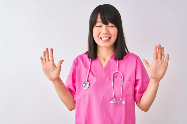 Junge Schöne Chinesische Krankenschwester Frau Trägt Stethoskop Über Isolierten Weißen — Stockfoto