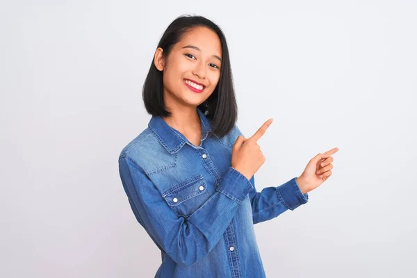 Joven Hermosa Mujer China Con Camisa Mezclilla Pie Sobre Fondo — Foto de Stock