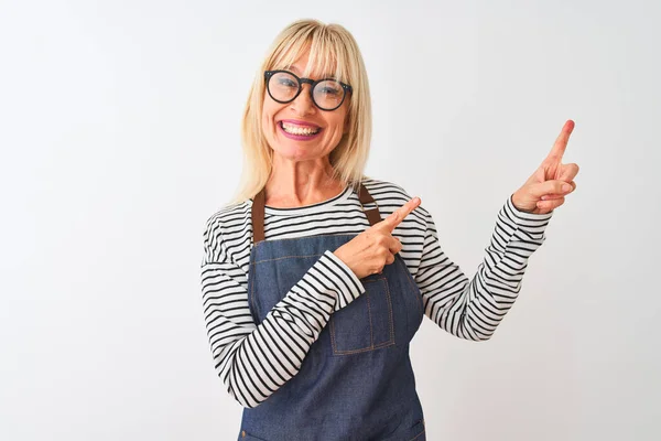 Middelbare Leeftijd Vrouw Met Schort Bril Geïsoleerde Witte Achtergrond Lachend — Stockfoto