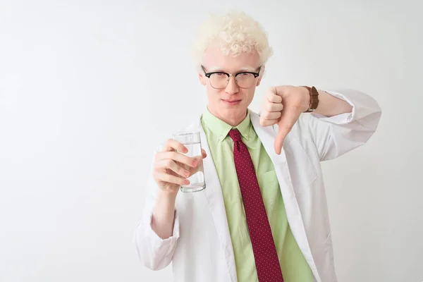 Albino Wetenschapper Man Met Een Bril Met Glas Water Geïsoleerde — Stockfoto