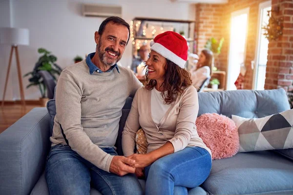 家人和朋友在家里吃饭 用传统的食物和装饰品庆祝圣诞节前夕 一对浪漫的老夫妇一起坐在沙发上聊天 — 图库照片