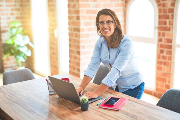 Jovem Mulher Negócios Lado Mesa Trabalho Usando Laptop Computador Menina — Fotografia de Stock