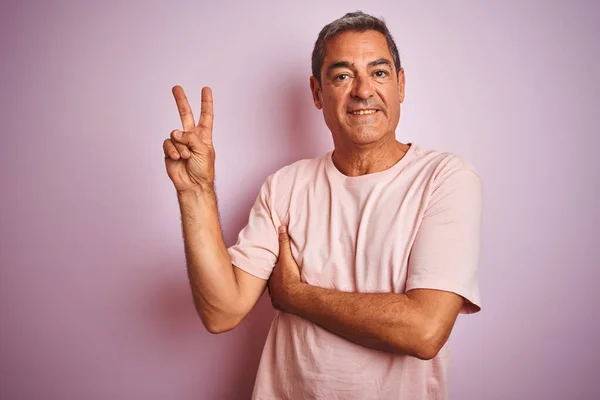 Gutaussehender Mann Mittleren Alters Shirt Der Vor Isoliertem Rosa Hintergrund — Stockfoto