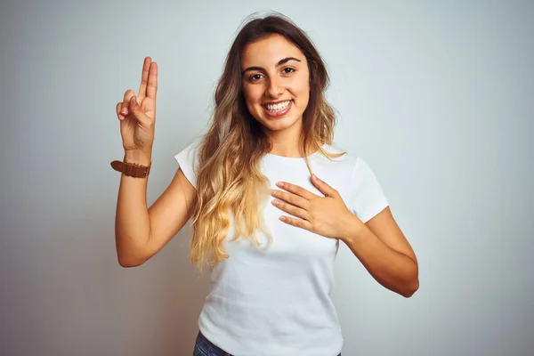 Jonge Mooie Vrouw Draagt Casual Witte Shirt Geïsoleerde Achtergrond Lachend — Stockfoto