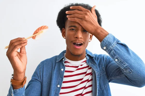 Hombre Afroamericano Joven Comiendo Nigiri Usando Palillos Sobre Fondo Blanco — Foto de Stock