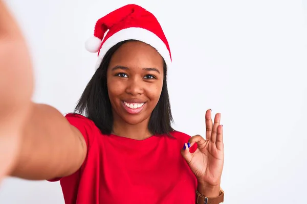 年轻的非洲裔美国女人头戴圣诞礼帽 在孤立无援的背景上自私自利 手握手签 很好的象征 — 图库照片