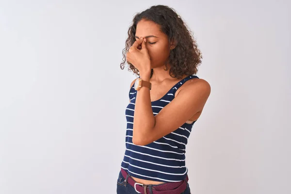 Giovane Donna Brasiliana Indossa Maglietta Righe Piedi Sopra Isolato Sfondo — Foto Stock