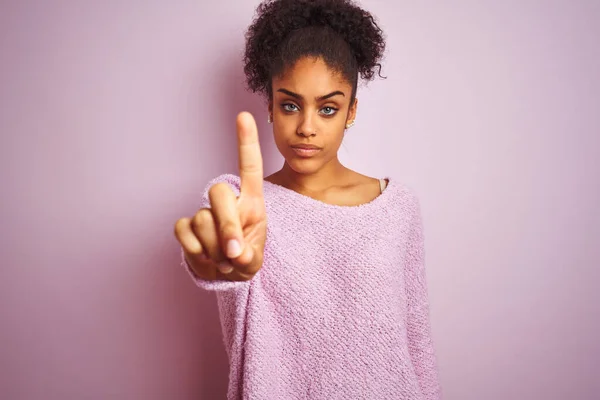 Fiatal Afro Amerikai Téli Pulóvert Visel Elszigetelt Rózsaszín Háttér Felett — Stock Fotó
