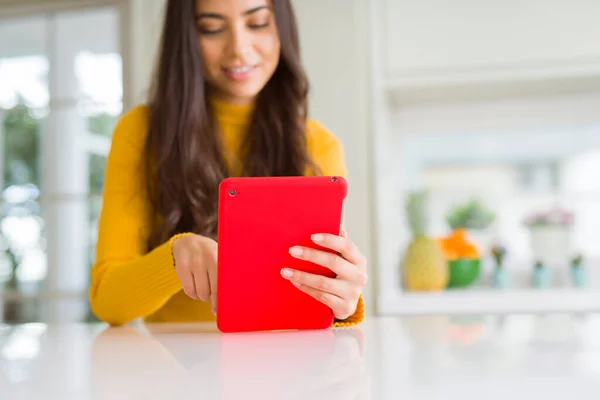 Mooie Jonge Vrouw Werken Met Behulp Van Touchpad Tablet — Stockfoto