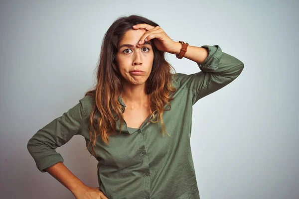 Mujer Hermosa Joven Vistiendo Camisa Verde Pie Sobre Fondo Gris — Foto de Stock